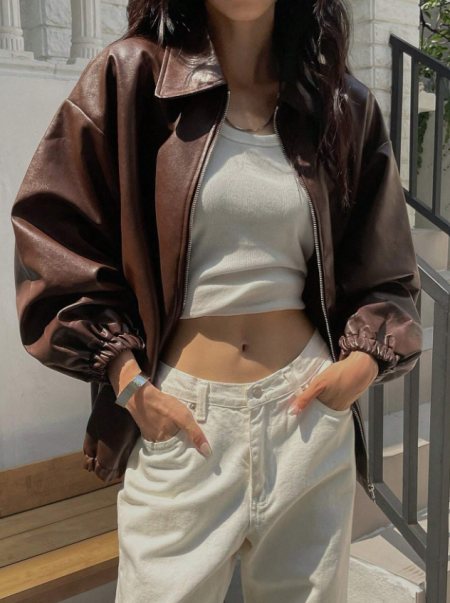 جاكيت جلد بجيوب مائلة وأكتاف منسدلة